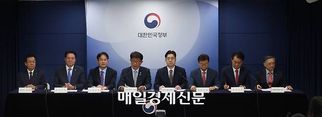 박상우 국토교통부 장관과 경기도 1기 신도시 지자체장들이 22일 오전 서울 종로구 정부서울청사에서 1기 신도시 선도지구 선정계획을 발표하고 있다.2024.05.22[이충우기자]