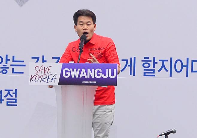 전한길 한국사 강사가 15일 광주 금남로 일대에서 열린 보수성향 개신교 단체 '세이브코리아'의 국가비상기도회에서 연설하고 있다. /사진=뉴스1