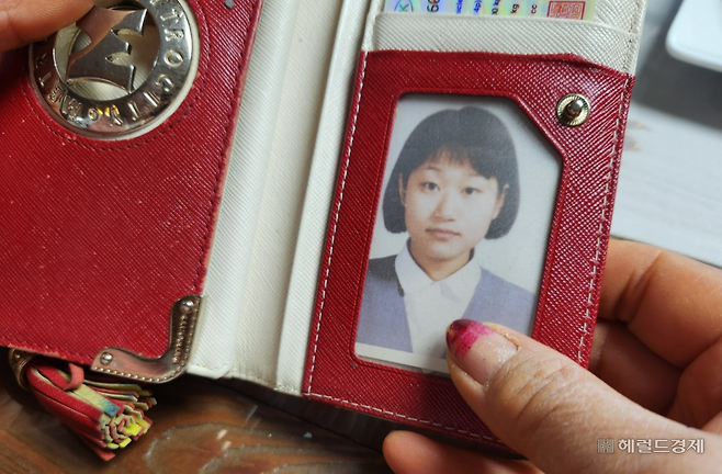 전남 고흥 자택에서 만난 손영수(78) 삼풍유족회장과 부인 김덕화(71) 씨는 10일 헤럴드경제와 인터뷰에서 30년 전 세상을 떠난 딸아이의 사진을 꺼내 보였다. 노(老)부부는 각자의 낡은 지갑 속에 딸의 사진을 넣고 매일 들여다본다. [전남 고흥=이영기 기자]