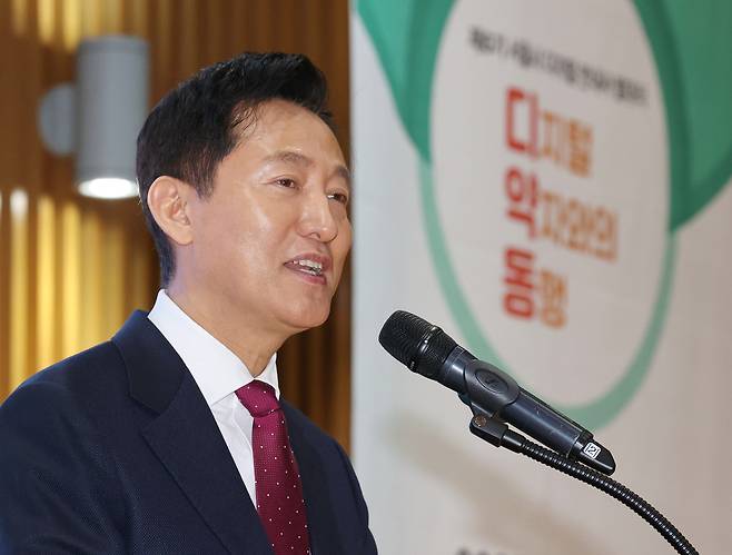 오세훈 서울시장이 14일 서울시청에서 열린 ‘제6기 서울시 디지털 안내사 발대식’에서 격려사를 하고 있다. [연합]