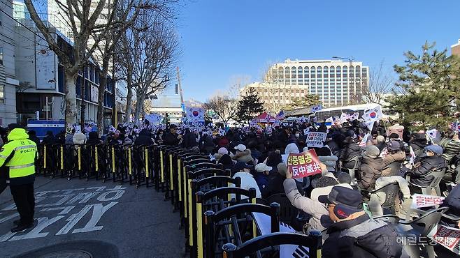 13일 윤석열 대통령에 대한 탄핵심판 8차 변론이 열린 서울 종로구 헌법재판소 인근에서 윤 대통령 지지자들이 피켓을 들고 구호를 외치고 있다. 김도윤 기자.