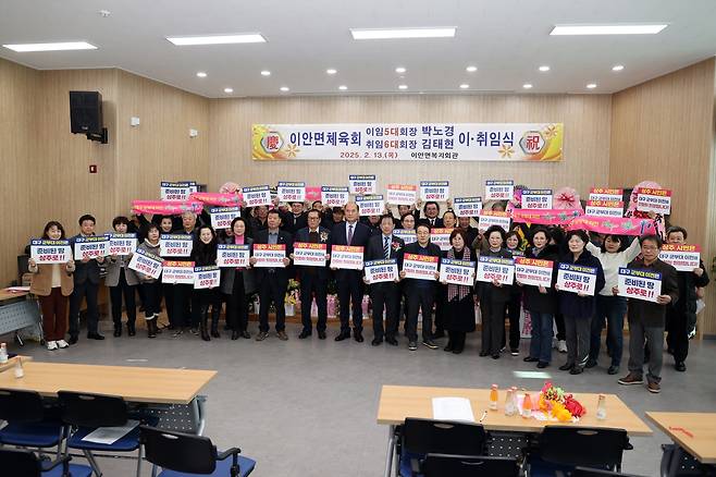 상주시 공무원 및 시민단체 관계자들이 지난 14일  대구 군부대 유치 기원 퍼포먼스를 펼치고 있다.[상주시 제공]