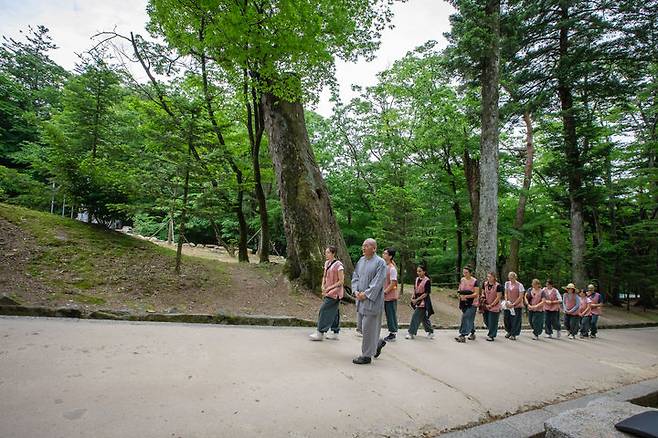 [서울=뉴시스] 템플스테이에 참여한 외국인들 (사진=한국불교문화사업단 제공) 2025.02.14, photo@newsis.com *재판매 및 DB 금지