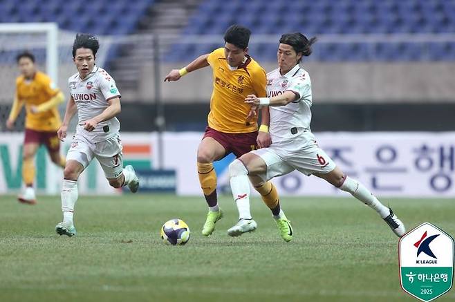 [서울=뉴시스] 프로축구 K리그1 광주FC의 박인혁과 수원FC의 최규백. (사진=한국프로축구연맹 제공) *재판매 및 DB 금지