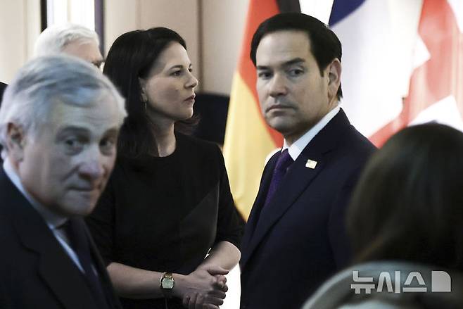 [뮌헨=AP/뉴시스] 마코 루비오 미국 국무장관(오른쪽)이 15일(현지 시간) 독일 뮌헨에서 열린 뮌헨안보회의에 참석한 모습. 2025.02.15.