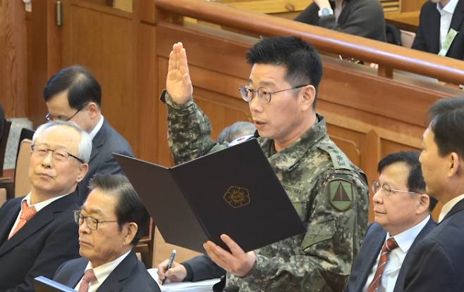 조성현 수도방위사령부 제1경비단장(대령)이 13일 서울 종로구 헌법재판소에서 열린 윤석열 대통령 탄핵 심판 8차 변론에서 증인 선서를 하고 있다. 헌법재판소 제공