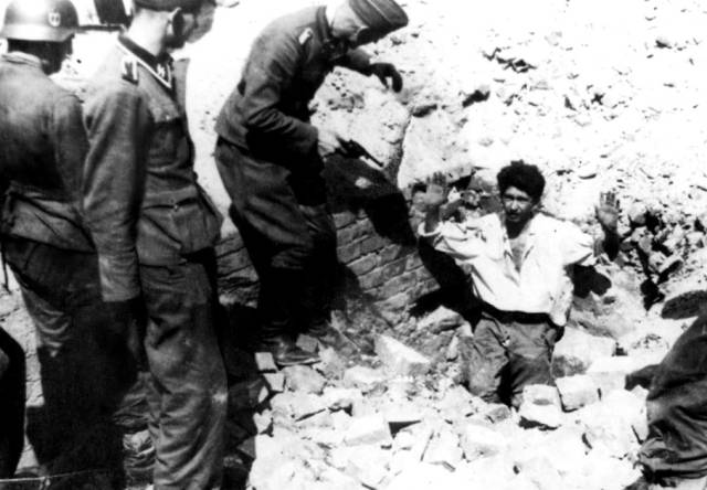 ▲ 바르샤바게토 봉기 끝 무렵인 1943년 5월9일 벙커에서 나와 항복하는 유대인 청년. ⓒ위키미디어