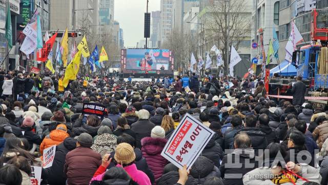 ▲광주 동구 금남로에서 광주지역 170여개 시민단체로 구성된 '윤석열 정권 즉각 퇴진·사회대개혁 광주비상행동'이 윤 대통령 탄핵 촉구와 내란 세력 척결을 위한 '제14차 '광주시민 총궐기대회'를 개최했다.2025.2.15ⓒ프레시안(백순선)