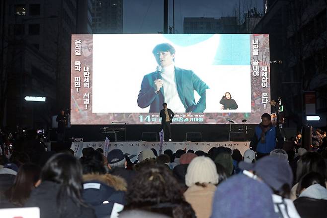 15일 오후 광주 동구 금남로에서 유명 한국사 강사 황현필 씨가 윤석열 대통령 탄핵 찬성 집회에 참석해 반대 측 집회를 비판하고 있다. 뉴스1
