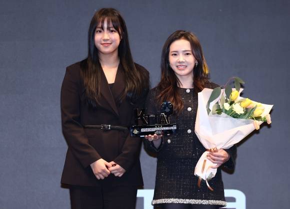 탁구 국가대표 은퇴식하는 전지희 - 탁구 국가대표 은퇴식하는 전지희 (서울=연합뉴스) 김인철 기자 = 전지희가 14일 서울 JW메리어트 동대문 스퀘어 서울호텔에서 열린 대한탁구협회 ‘KTTA 어워즈 2025 행사’ 중 진행된 은퇴식에서 신유빈으로부터 감사패를 전달받은 뒤 기념촬영을 하고 있다. 2025.2.14 yatoya@yna.co.kr (끝) <저작권자(c) 연합뉴스, 무단 전재-재배포, AI 학습 및 활용 금지>