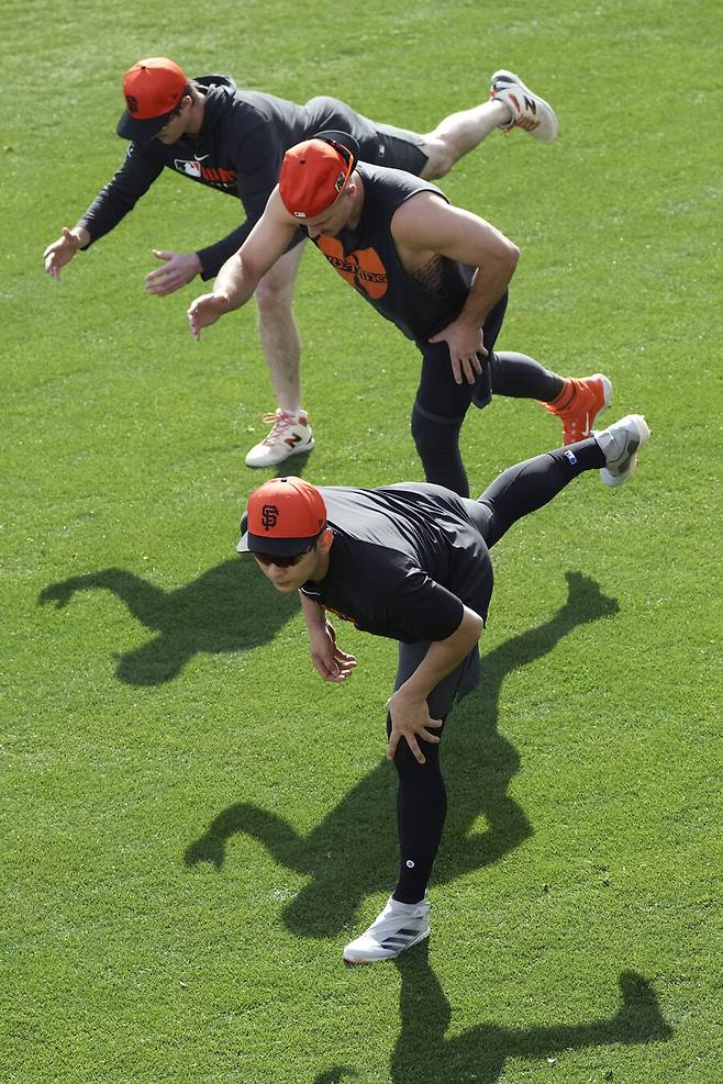 ▲ 미국 애리조나주 스코츠데일에서 샌프란시스코 자이언츠 스프링캠프가 진행 중이다. 동료들과 워밍업하는 이정후. ⓒ연합뉴스/AP