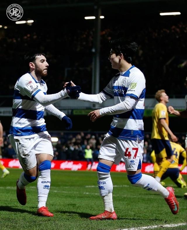 일리아스 체어(왼쪽)와 양민혁이 골 세리머니를 펼치고 있다. /사진=QPR SNS