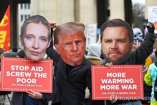 뮌헨안보회의 행사장 앞 시위(왼쪽이 알리스 바이델 AfD 대표) [로이터 연합뉴스. 재판매 및 DB 금지]