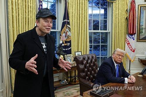머스크 DOGE 수장(왼쪽)과 트럼프 미국 대통령(오른쪽) [로이터=연합뉴스 자료사진]