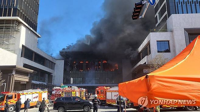 부산 반얀트리 호텔 신축공사장 화재 (부산=연합뉴스) 14일 부산 기장군 반얀트리 호텔 신축공사장에서 불이 나고 있다. 2025.2.14 [독자 제공. 재판매 및 DB 금지] ccho@yna.co.kr