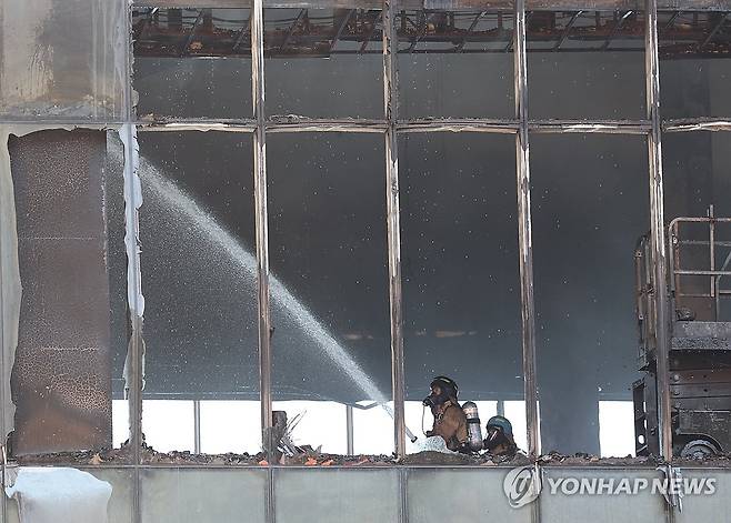 부산 반얀트리 공사장 화재 잔불 진화 작업 (부산=연합뉴스) 강선배 기자 = 14일 오후 부산 기장군 반얀트리 복합리조트 신축 공사장에서 발생한 화재 현장에서 소방대원이 잔불을 진화하고 있다. 2025.2.14 sbkang@yna.co.kr