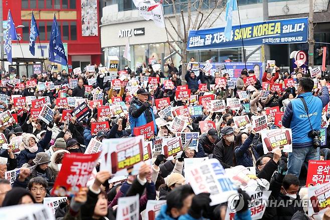 "윤석열 탄핵" 광주 금남로 모인 시민들 (광주=연합뉴스) 천정인 기자 = 15일 오후 광주 동구 금남로에서 윤석열 대통령 탄핵을 촉구하는 '광주시민총궐기대회'가 열리고 있다. 2025.2.15 iny@yna.co.kr