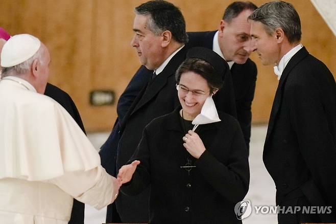 2021년 교황과 악수하는 페트리니 수녀 [AP 연합뉴스 자료사진. 재판매 및 DB 금지]
