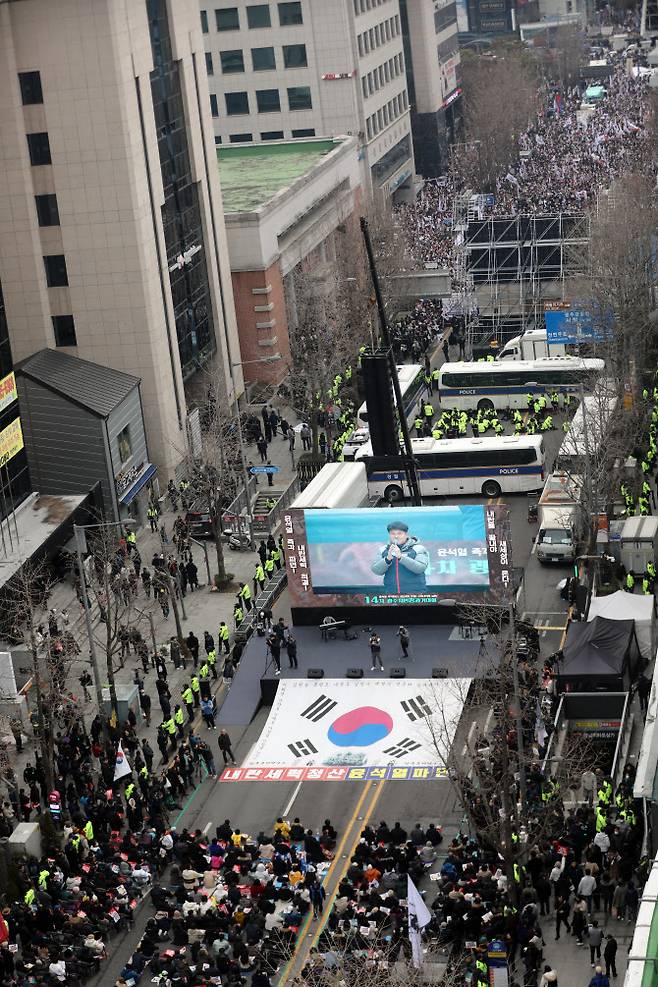 15일 광주 동구 금남로 일대에서 윤석열 탄핵 찬성 집회와 반대 집회가 열리고 있는 모습(사진 = 뉴스1)