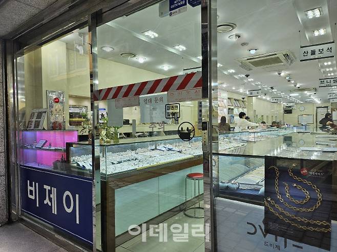 지난 14일 서울 종로구 귀금속 거리의 한 금은방에 ‘임대 문의’ 안내문이 붙어 있는 모습. (사진=김경은 기자)