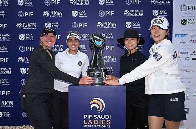 이소미(오른쪽에서 두 번째)가 지난 14일(한국시간) 사우디아라비아 리야드의 리야드 골프클럽에서 열린 PIF 사우디 레이디스 인터내셔널에서 단체전 우승을 차지한 뒤 팀원들과 기념 촬영을 하고 있다.(사진=LET 홈페이지)