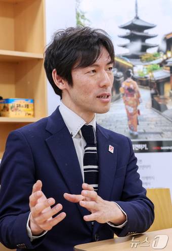 시미지 유이치 일본정부관광국(JNTO) 서울 사무소장이 10일 서울 중구 일본정부관광국 서울 사무소에서 뉴스1과 인터뷰를 하고 있다. 2025.2.10/뉴스1 ⓒ News1 김성진 기자