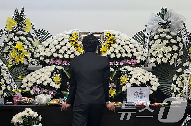 12일 대전 서구 한 초등학교에서 40대 교사에게 살해된 김하늘양의 아버지가 건양대병원 장례식장에 마련된 빈소에서 하늘양의 영정사진을 바라보고 있다. 2025.2.12/뉴스1 ⓒ News1 양상인 기자