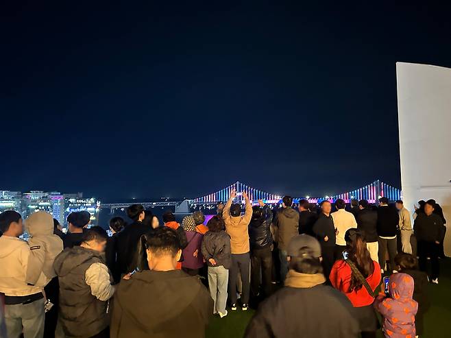 광안리 드론쇼를 구경하는 관광객 모습.(켄싱턴호텔제공)