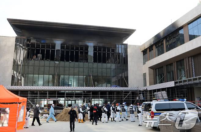 16일 부산 기장군 반얀트리 호텔 신축 공사장 화재 현장에서 경찰과 과학수사대 화재감식팀, 소방 당국, 국립과학수사연구원, 국립재난안전원 등 관계자들이 합동 감식을 하기 위해 이동하고 있다. 지난 14일 오전 이곳에서 발생한 화재로 작업자 6명이 목숨을 잃었다. 2025.2.16/뉴스1 ⓒ News1 윤일지 기자