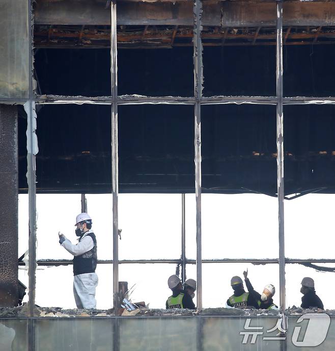 16일 부산 기장군 반얀트리 호텔 신축 공사장 화재 현장에서 경찰과 과학수사대 화재감식팀, 소방 당국, 국립과학수사연구원, 국립재난안전원 등 관계자들이 합동 감식을 하고 있다. 지난 14일 오전 이곳에서 발생한 화재로 작업자 6명이 목숨을 잃었다. 2025.2.16/뉴스1 ⓒ News1 윤일지 기자