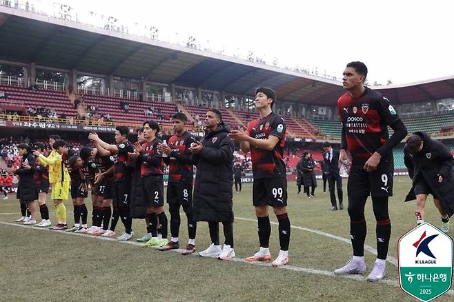 포항 선수들이 15일 대전전에서 패한 뒤 홈 팬께 인사하고 있다. 사진 | 한국프로축구연맹