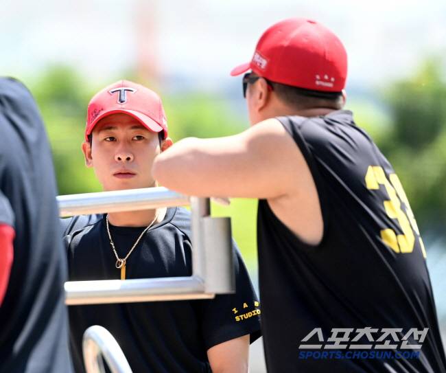 15일 광주KIA챔피언스필드에서 열린 두산과 KIA의 경기, KIA 박찬호와 최형우가 타격훈련 중 이야기를 하고 있다. 광주=허상욱 기자wook@sportschosun.com/2024.05.15/