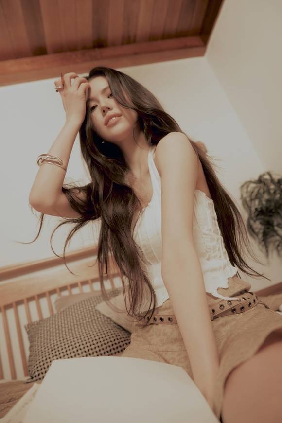 올리비아 마쉬의 친동생은 뉴진스 멤버 다니엘이다. 한국에서의 삶을 꿈꿨던 그는 마침 동생 다니엘이 뉴진스로 데뷔하면서 엄마와 함께 한국에 머무르자 용기를 내 한국에 왔고 직장인에서 프리랜서 작곡가 그리고 싱어송라이터로 대중 앞에 섰다. /MPLIFY