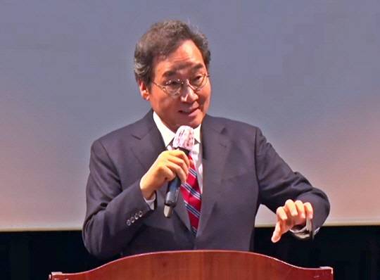 새미래민주당 창당 주주인 이낙연 전 국무총리가 지난 2월15일 경북 상주 복합문화공간 드림홀 3층에서 열린 '박정희·김대중을 넘어 제7공화국으로' 초청 토론회에 참석해 청중을 향해 발언하고 있다.<유튜브 채널 '이낙연TV' 영상 갈무리>