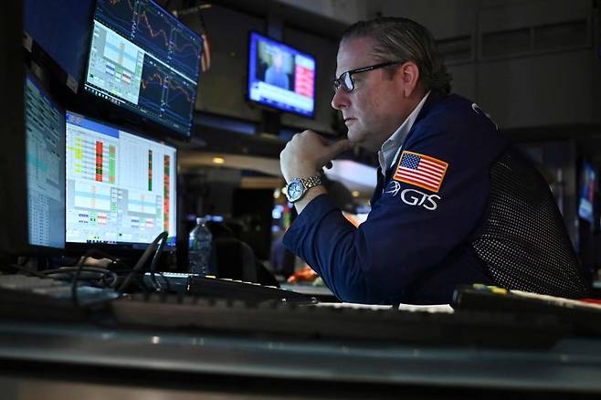 미국 뉴욕의 뉴욕증권거래소(NYSE)에서 3일(현지시간) 한 중개인이 모니터를 들여다보고 있다. 뉴욕 증시의 M7 빅테크가 점차 동력을 잃는 가운데 아직 상장되지 않은 AI 스타트업들로 구성된 이른바 '비상장 M7'에 돈이 몰리고 있는 것으로 나타났다. AFP 연합