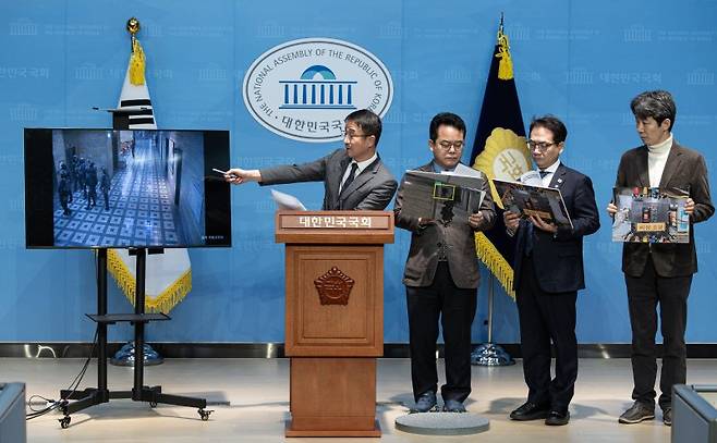 한병도 윤석열 정부의 비상계엄 선포를 통한 내란 혐의 진상규명 국정조사특별위원회 더불어민주당 간사를 비롯한 위원들이 16일 오전 서울 여의도 국회 소통관에서 긴급 기자회견을 열고 비상계엄 선포 당시 국회 본관 일부 전력을 차단했다는 사실을 확인했다고 발표하고 있다. 뉴스1