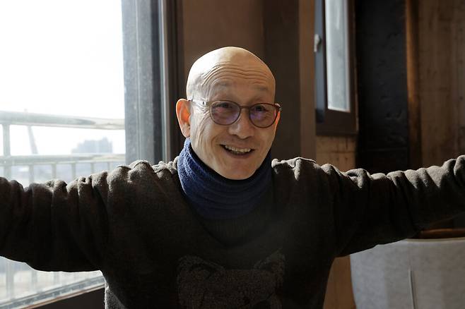 2025년 2월10일 김종원 전 계명대 교수가 대구시 한 카페에서 식물과 그 서식처에 대해 설명하고 있다. 김명진 기자 littleprince@hani.co.kr