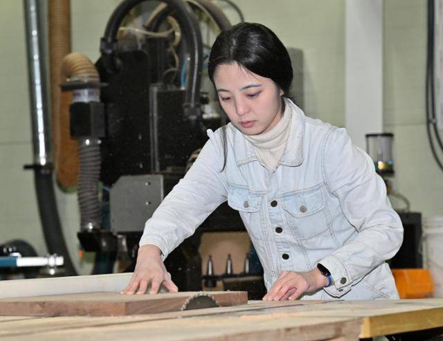 류호정 전 의원은 "사계절이 뚜렷한 한국에서는 원목 가구를 만들 때 목재의 수축과 팽창까지 고려해야 해서 제작이 까다롭지만, 자연이 주는 편안함에 찾는 사람이 많다"고 설명했다. 남양주=홍인기 기자