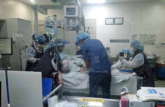 12일 경기 수원시 아주대병원 권역외상센터 1층 소생실에 실려온 한 환자가 응급치료를 받고 있다. 오세운 기자