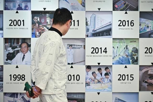 5일 서울 구로구 고대구로병원 본관 헤리티지 홀 외벽에 병원 연혁과 함께 지난 2014년 보건복지부로부터 국내 최초로 지정된 중증외상 전문의 수련센터 개소 내용이 새겨져 있다. 정다빈 기자