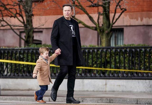 일론 머스크 테슬라 최고경영자(CEO)가 지난 13일 미국 워싱턴 블레어하우스 앞에서 '엑스'라고 불리는 5세 아들 엑스 애시 에이 트웰브(X Æ A-Xii)와 손잡고 걸어가고 있다. 엑스는 2022년까지 교제한 캐나다 출신 가수 그라임스와의 사이에서 얻은 자녀다. 워싱턴=로이터 연합뉴스