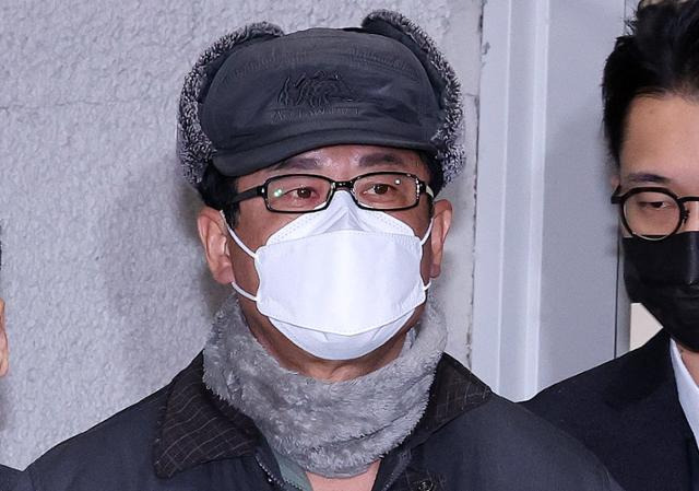 12·3 불법계엄에 가담한 혐의를 받는 노상원 전 정보사령관이 지난해 12월 24일 서울서부경찰서에서 검찰로 넘겨지고 있다. 뉴스1
