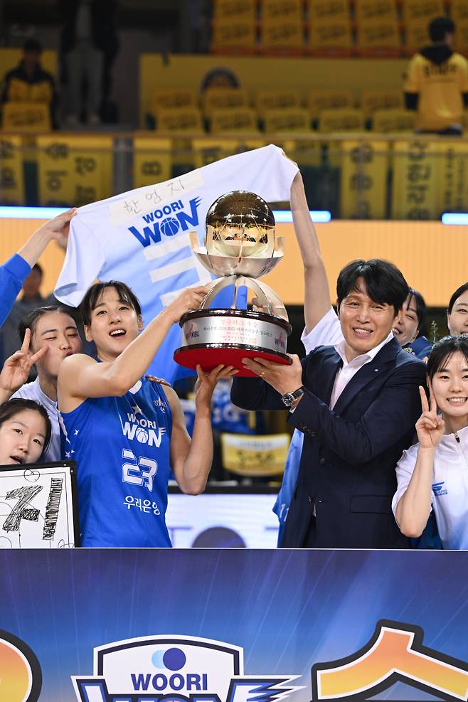 우리은행이 16일 청주체육관에서 열린 KB와의 2024~25 여자프로농구 정규리그 경기에서 승리한 뒤 정규리그 우승을 확정했다. 우리은행 김단비와 위성우 감독이 우승 트로피를 들어 올리고 있다. 사진=WKBL