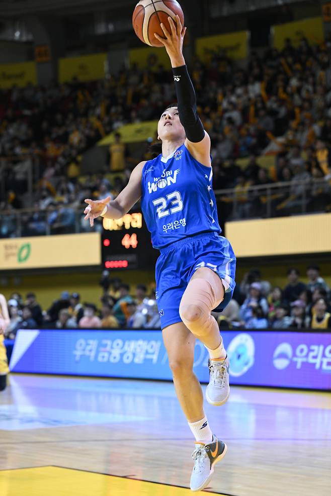 16일 청주체육관에서 열린 KB와 우리은행의 2024~25 여자프로농구 정규리그 경기. 우리은행김단비가 레이업을 시도하고 있다. 사진=WKBL