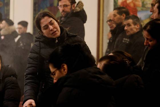 6일 스웨덴 총기 난사 사건으로 사망한 시리아계 이민자 유가족이 애도하고 있다. 로이터=연합뉴스