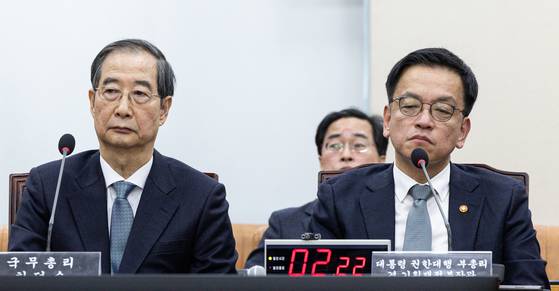 최상목 대통령 권한대행 부총리 겸 기획재정부 장관(오른쪽)과 한덕수 국무총리가 6일 오전 서울 여의도 국회에서 열린 윤석열 정부의 비상계엄 선포를 통한 내란 혐의 진상규명 국정조사특별위원회 제3차 청문회에 출석해 있다. 뉴스1