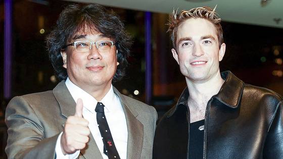 봉준호 감독과 주연 배우 로버트 패틴슨이 15일(현지 시간) 독일 베를린에서 열린 제75회 베를린국제영화제 '미키 17' 갈라 상영에 참석했다. 로이터=연합뉴스