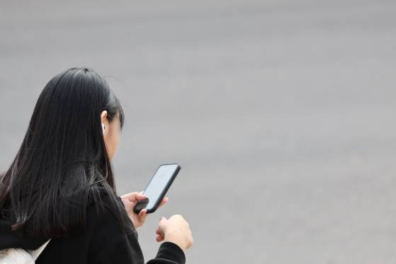 한 학생이 거리에서 스마트폰을 사용하는 모습. 연합뉴스