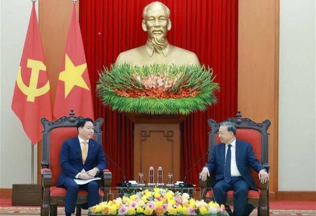 최태원 SK그룹 회장(왼쪽)이 지난 14일 베트남 하노이에서 또 럼 베트남 공산당 서기장을 만나 에너지 분야 협력 강화 등에 대해 논의했다. 베트남뉴스통신 홈페이지 캡처