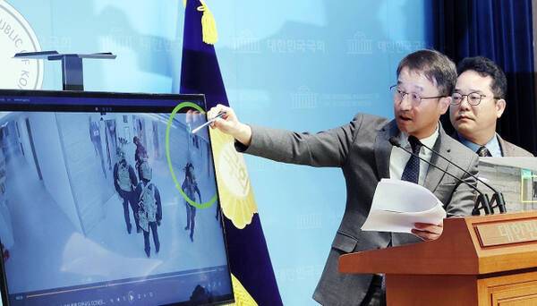 더불어민주당 소속 '윤석열 정부의 비상계엄 선포를 통한 내란 혐의 진상규명 국정조사특별위원회' 한병도 의원 등이 16일 서울 여의도 국회 소통관에서 비상계엄 당시 계엄군의 국회 단전 조치 모습이 담긴 CCTV 영상을 공개하고 있다. 연합뉴스